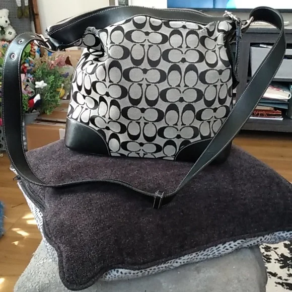 Authentic Coach Shoulder Bag - Picture 2 of 13